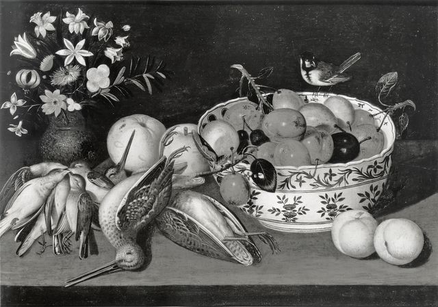 Anonimo — Codino Francesco - sec. XVII - Natura morta con fruttiera in porcellana Ming, prugne, vaso di fiori e selvaggina — insieme